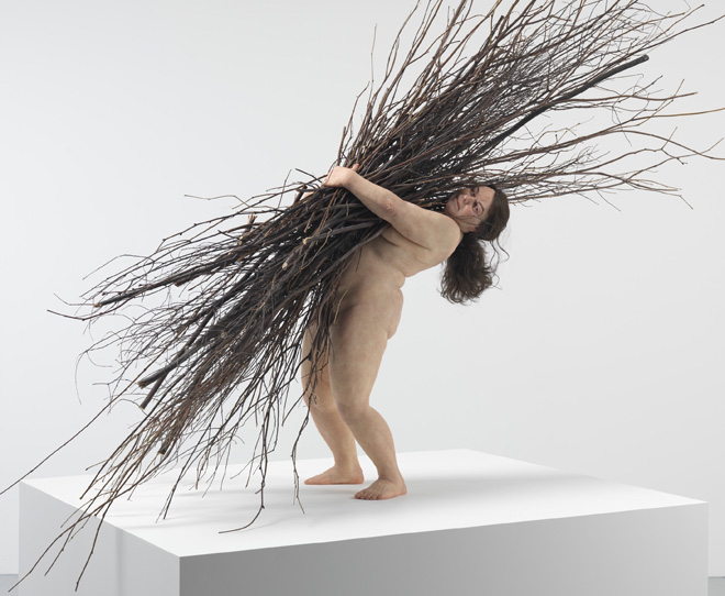 Выставка гигантских человеческих скульптур австралийского художника ron mueck