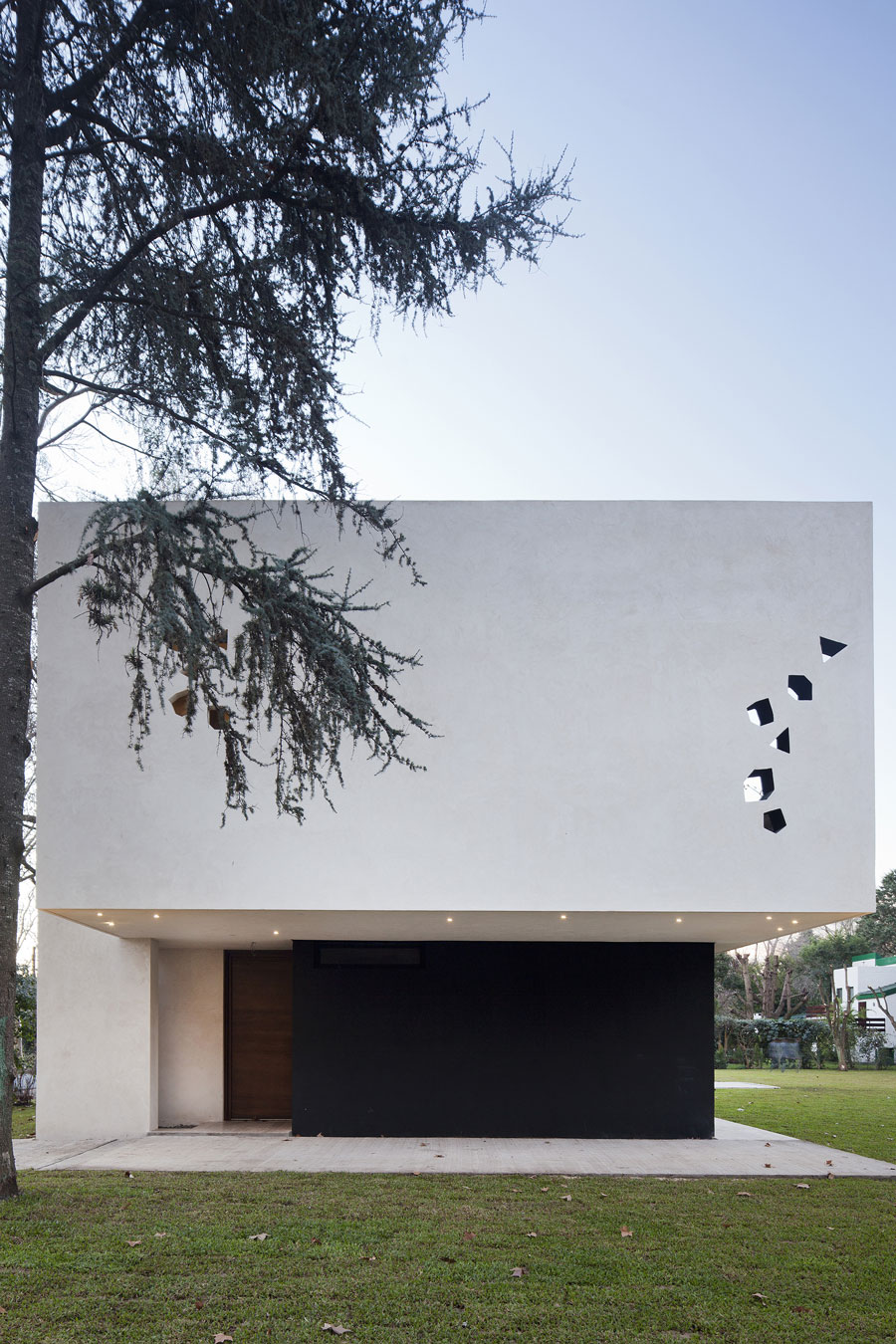 Геометрические фантазии дизайна загородного дома blltt house от архитектора enrique barberis, буэнос-айрес