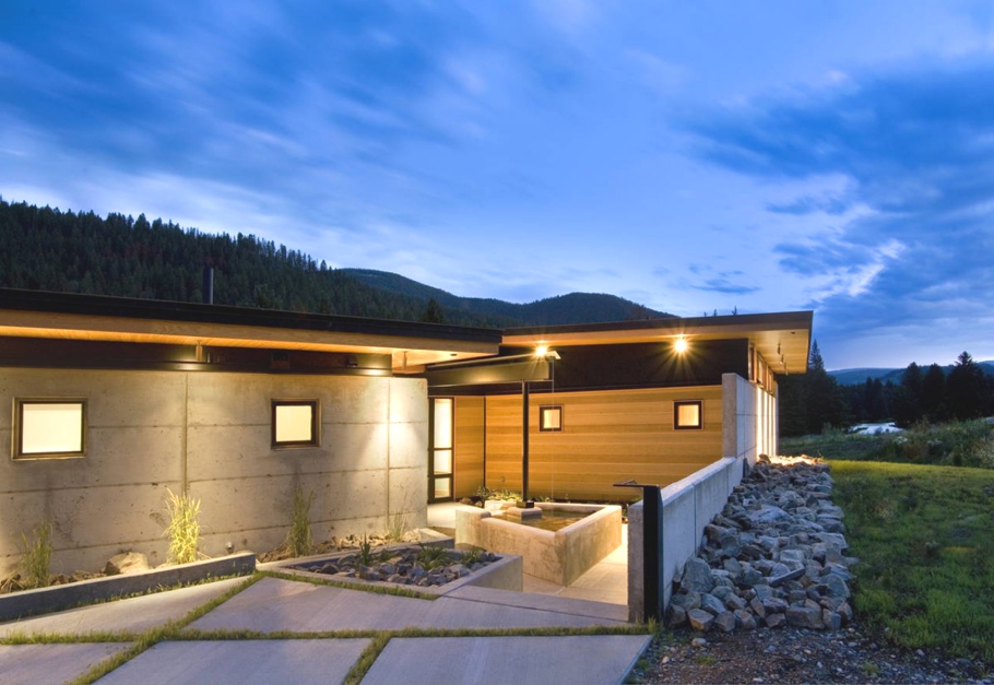 Гостеприимный river bank house в горах от balance associates architects — река галлатин, монтана, сша