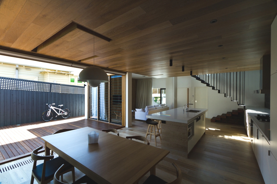 Великолепный дизайн интерьера семейного дома с неожиданным сочетанием материалов