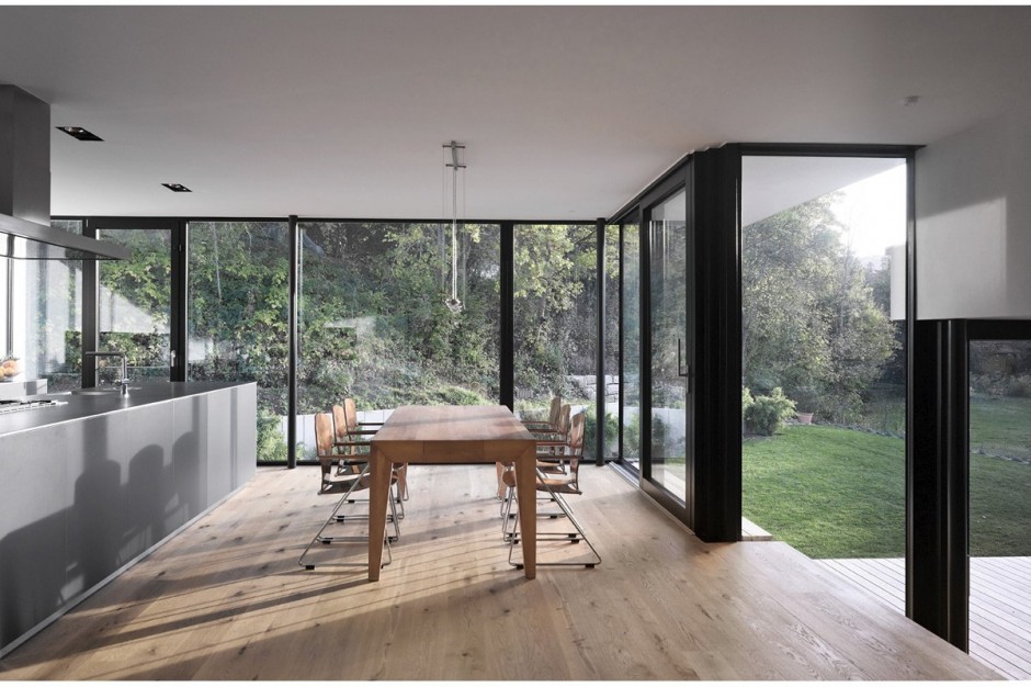Сложный архитектурный проект от liebel architekten bda: прозрачная резиденция house zochental, аален, германия