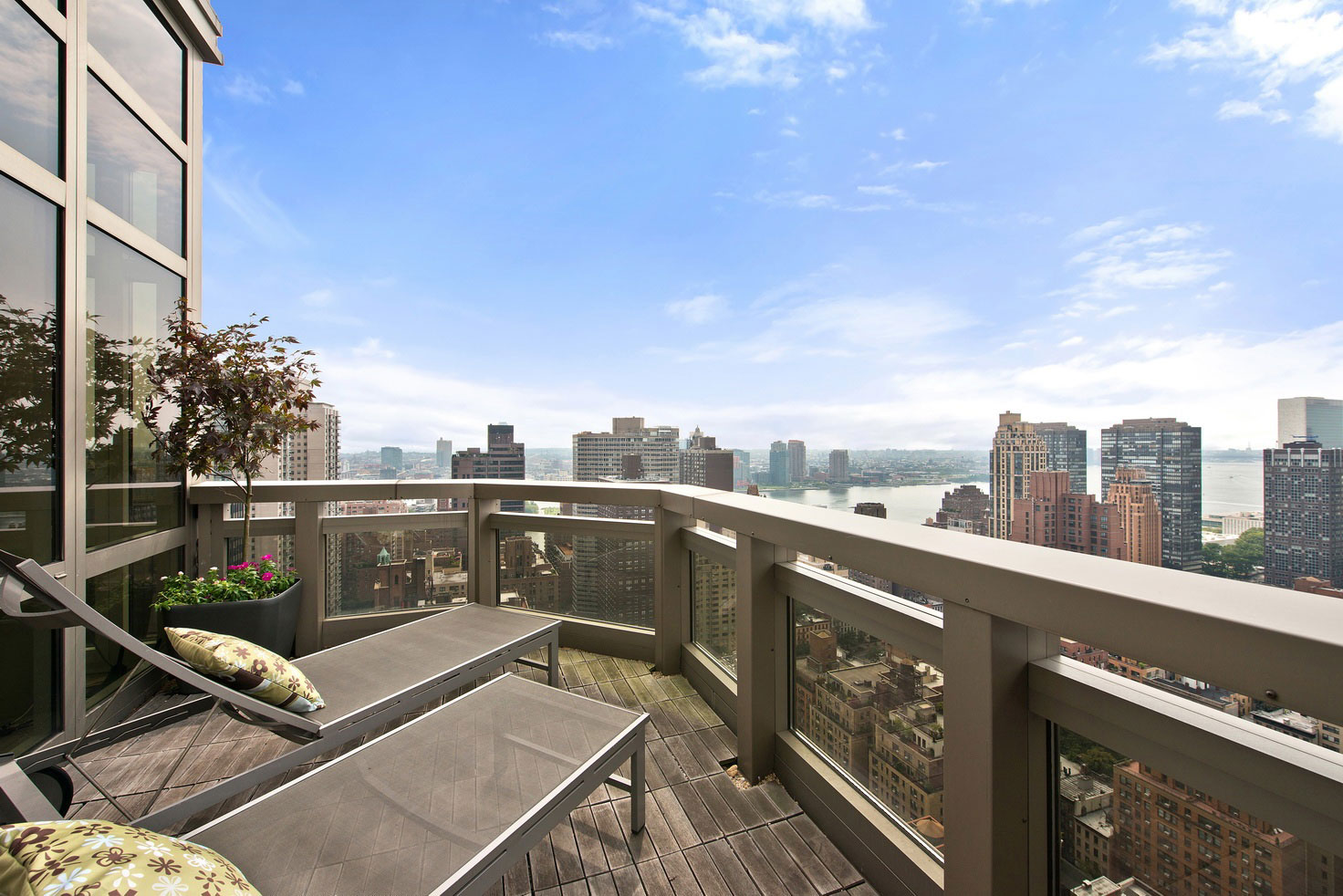 Роскошный пентхаус с панорамным видом на городские пейзажи нью-йорка