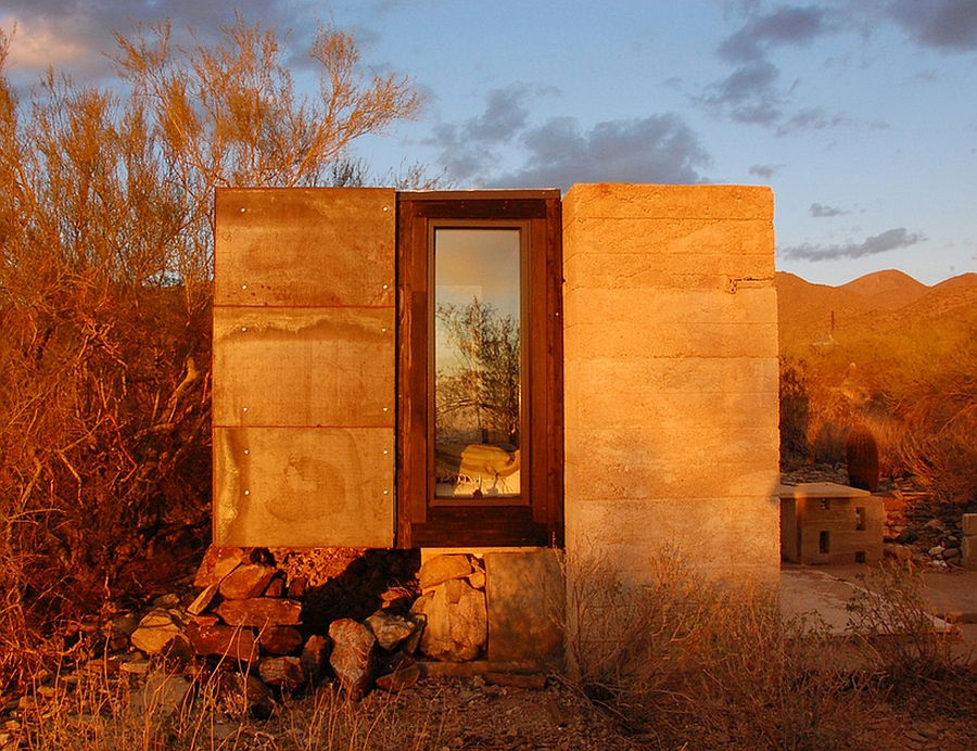 Приют одинокого шахтёра – крохотное жилище miner’s shelter из стекла и стали в голой пустыне