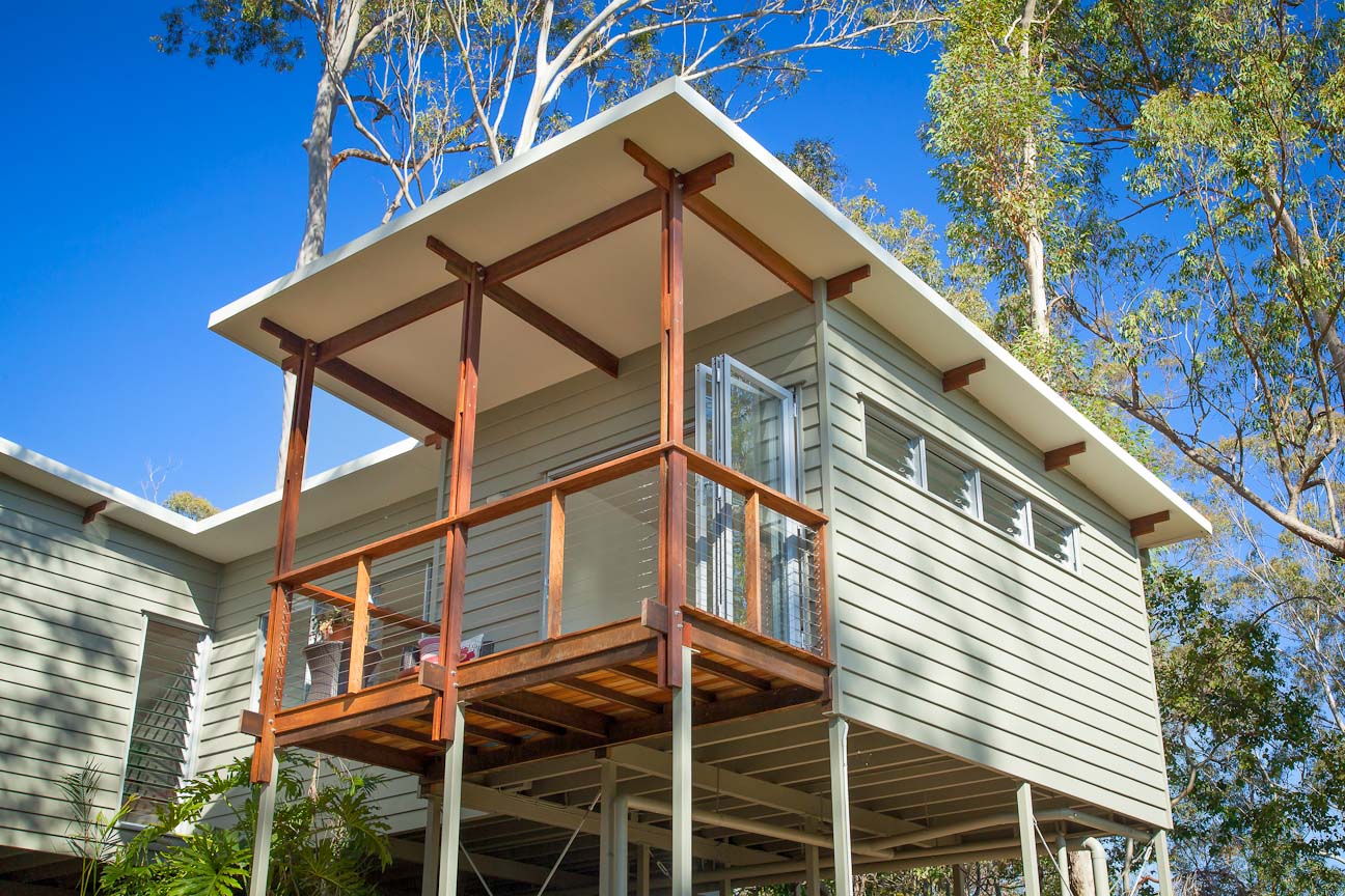 Каркасный дом на лесном склоне: one bedroom granny flat от baahouse+baastudio, брисбен, австралия