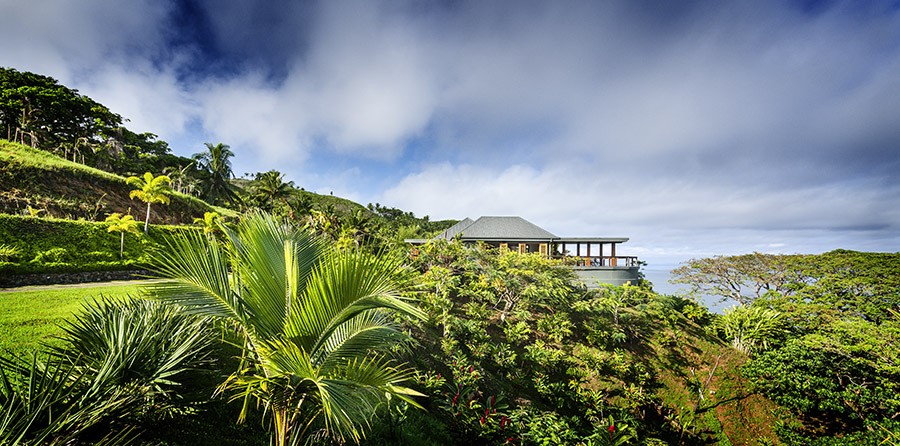 Экзотическая вилла в природных джунглях крошечного острова вануа-леву от madeleine blanchfield architects, савусаву, архипелаг фиджи