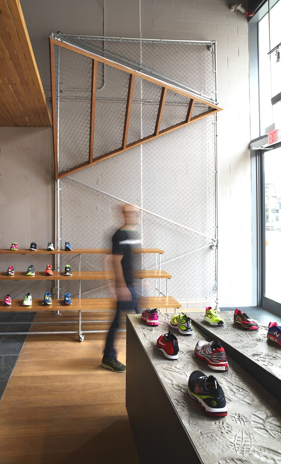 Неординарное решение спортивного бутика: техногенный характер канадского black toe running, торонто