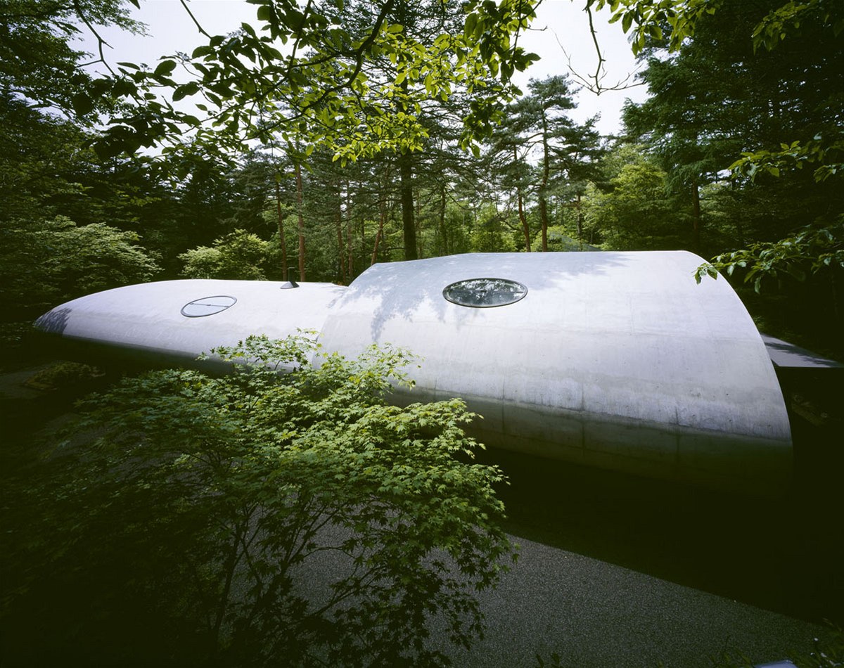 Эксцентричная резиденция в лесу – футуристический проект shell от artechnic architects в нагано