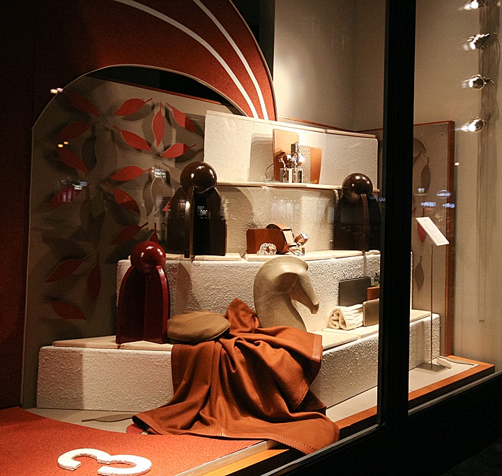 Роскошная и стильная витрина дома моды hermes с эксклюзивной коллекцией, вена, австрия