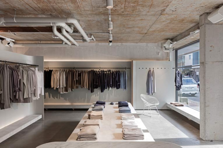 Монохромный дизайн магазина одежды для поклонников минимализма