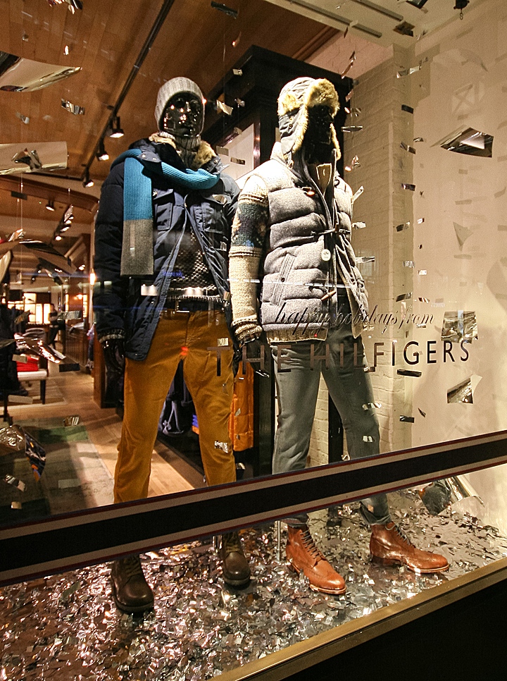 В ожидании чуда – ультрамодные зимние витрины в фирменных магазинах одежды tommy hilfiger, лондон, великобритания