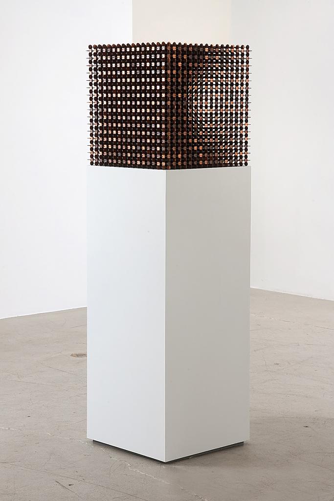 Денег мало не бывает: кубическая инсталляция из тысяч центов — современная скульптура от художника robert wechsler