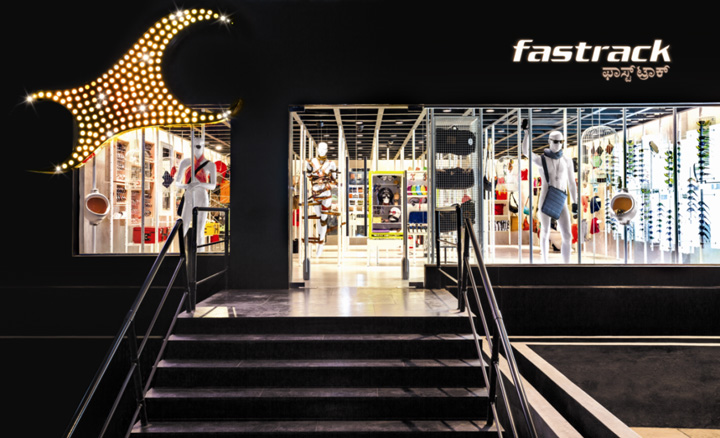 Дизайн молодёжного магазина модных аксессуаров fastrack в бангалоре