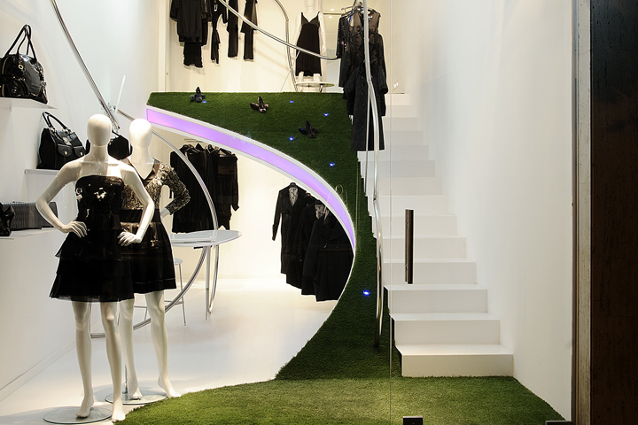 Эксклюзивный интерьер для модного магазина: стилизованное поле для гольфа в m.o.b