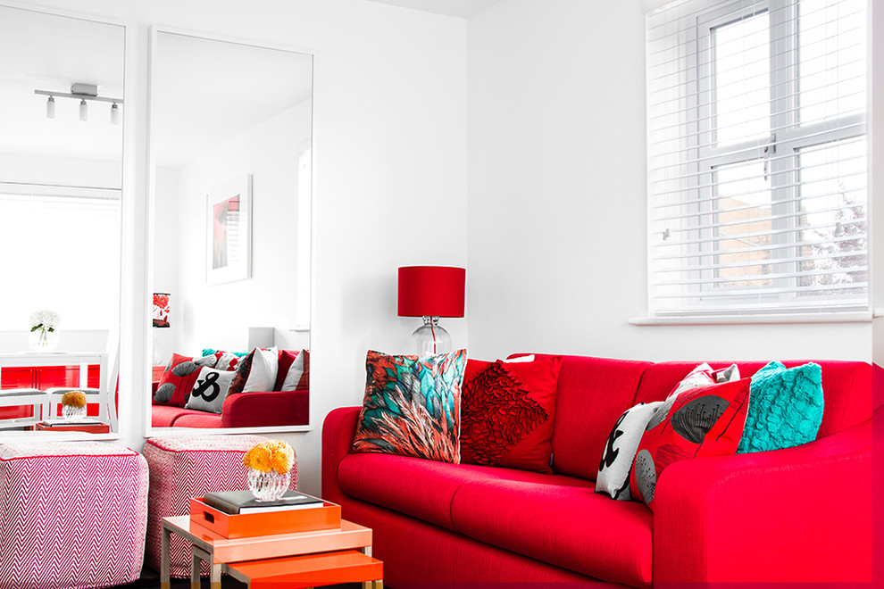Для экспрессивных натур – динамичный интерьер гостиной в красных тонах