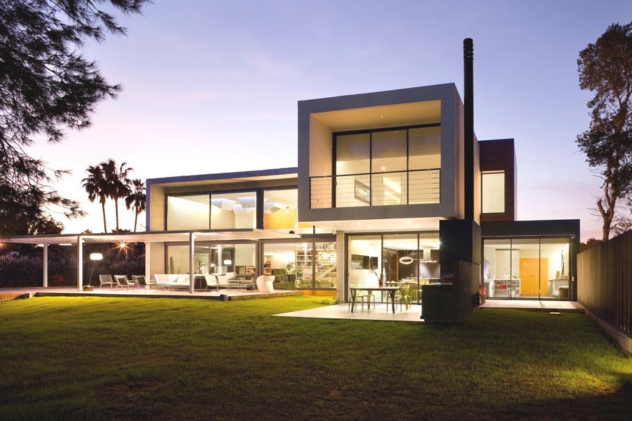 Впечатляющая роскошь современного семейного дома с видом на море