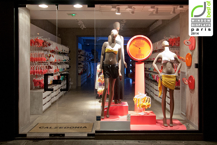 Интригующий дизайн витрины для летней коллекции магазина нижнего белья calzedonia