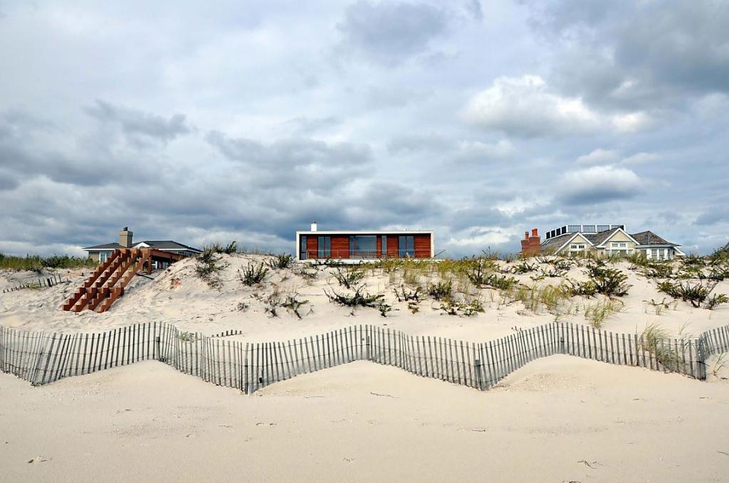 Живописный пляжный домик hamptons от aamodt plumb architects в дорогом районе мегаполиса, нью-йорк, сша