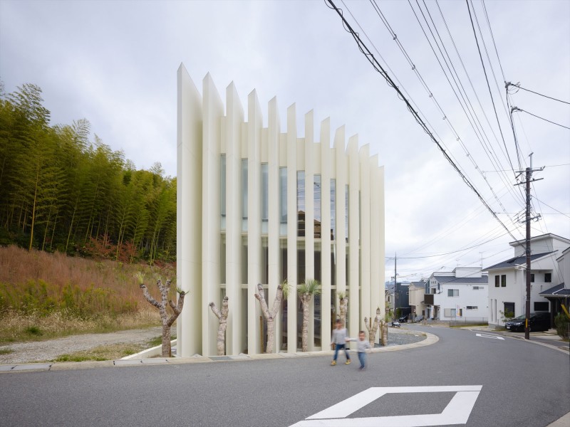 Современный house in muko от компании fujiwaramuro architects – дом света и тени, киото, япония