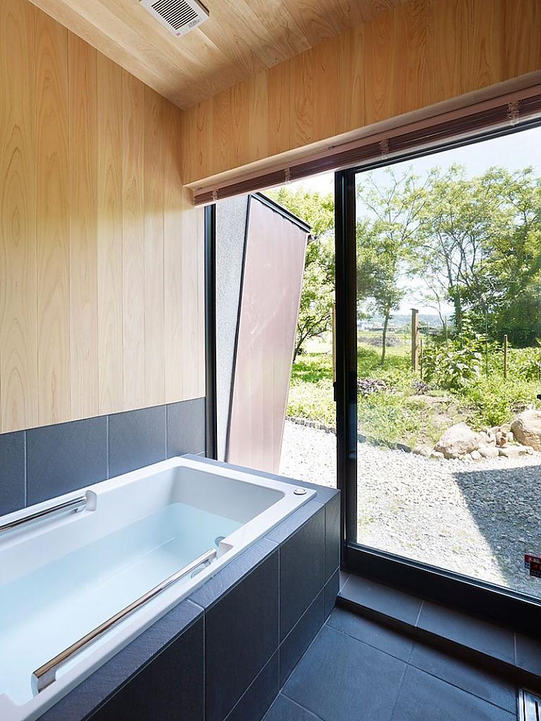 Веерообразная конструкция уютной и тёплой виллы от дизайн-студии mds у подножия горы yatsugatake, hokuto-city, япония